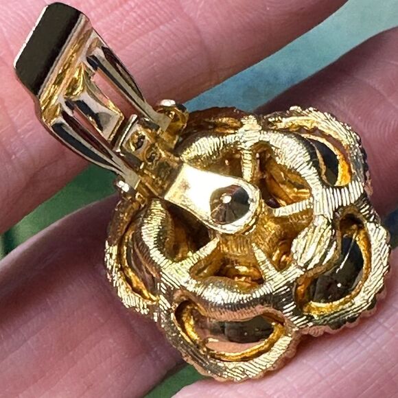 Vintage Gold Cluster Clip On Earrings (Very Exquisite Quality) (patent pending) - Picture 6 of 9